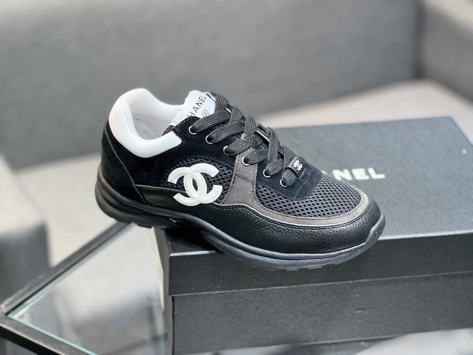Men's men's shoes 💰620 Exclusive real shot (top version) CHANEL Chanel 2025ss color matching thick-soled casual sports shoes and sneakers. The counter is synchronized. The counter is very popular. A shoe that is very difficult to buy. The most popular thick-soled panda shoes on the Internet. It can be imagined that Xiaoxiang control can't miss it. It has both good looks and comfort. Simple and versatile white shoes. The thick sole increases the height and is super versatile. Close your eyes and wear it. Whoever wears it will look better. Upper: calfskin Lining: imported sheepskin lining Outsole: TPU original outsole Size: 35-44 (customized for women 41 and 40, and 45 for men)